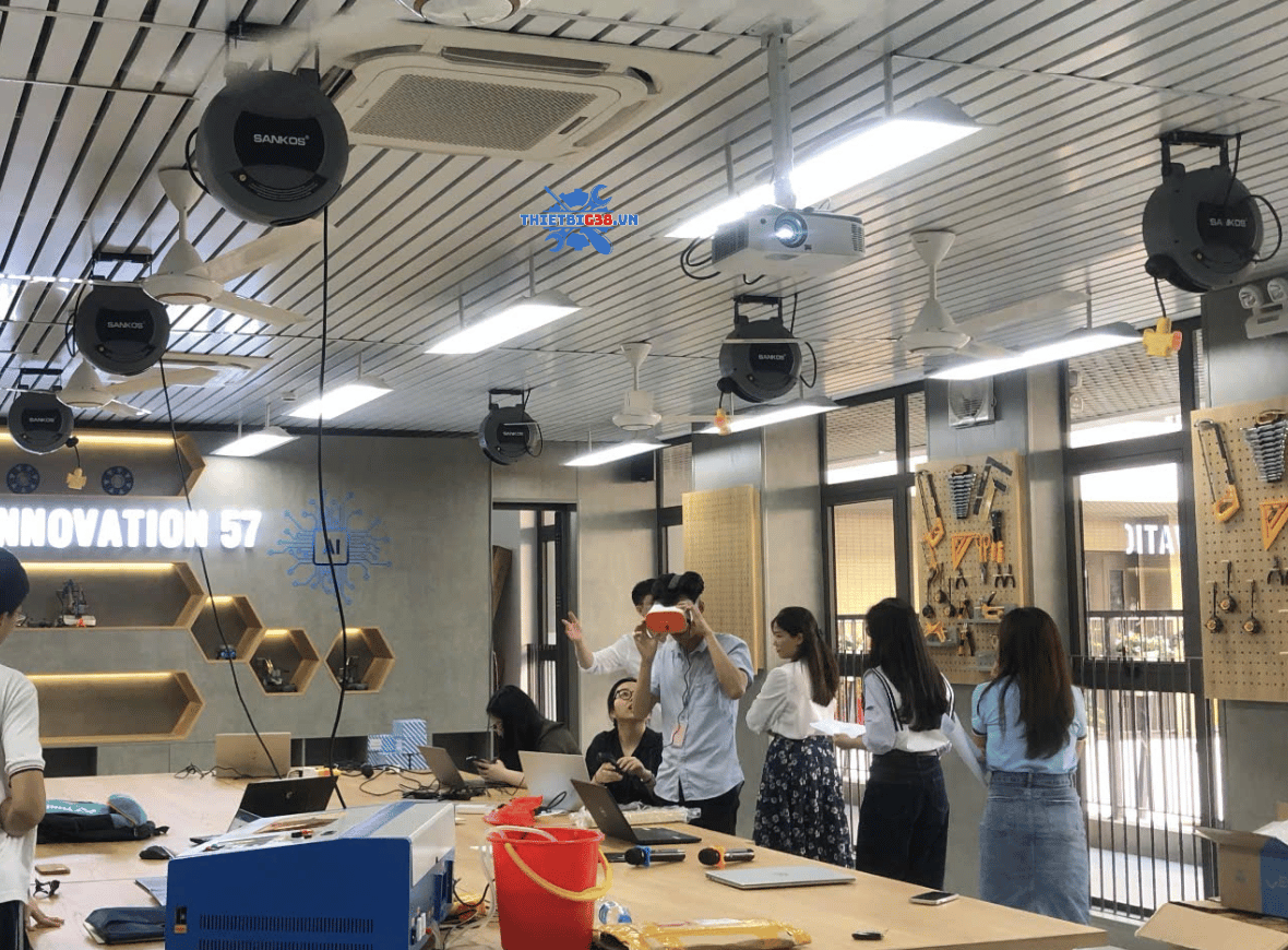 Ổ Cắm Điện Treo Trần Tự Rút Sankos 10m – Giải Pháp Thông Minh Cho Lớp Học Thông Minh?